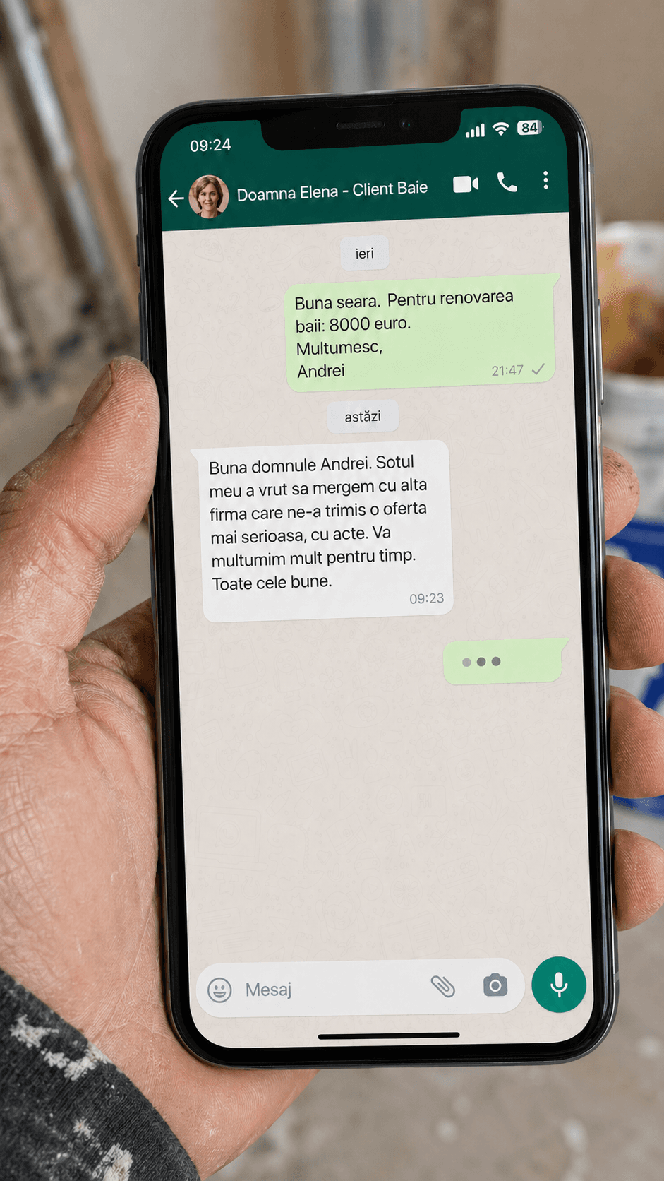 Conversație WhatsApp cu un client care anunță că a ales pe altcineva — meseriaș cu telefonul în mână pe șantier